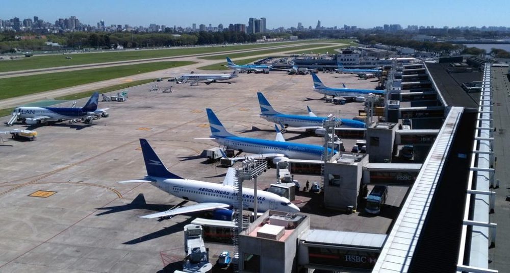 Aerolíneas traslada otros 7 vuelos de Aeroparque a Ezeiza por personal