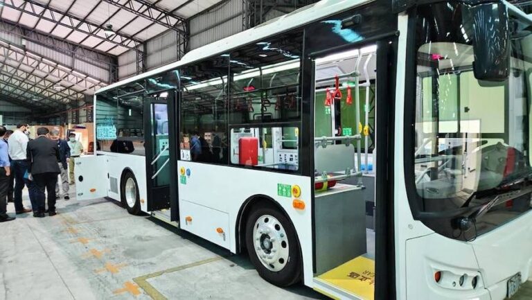 Paraguay formalizó un proyecto para fabricar buses eléctricos con una empresa de Taiwán