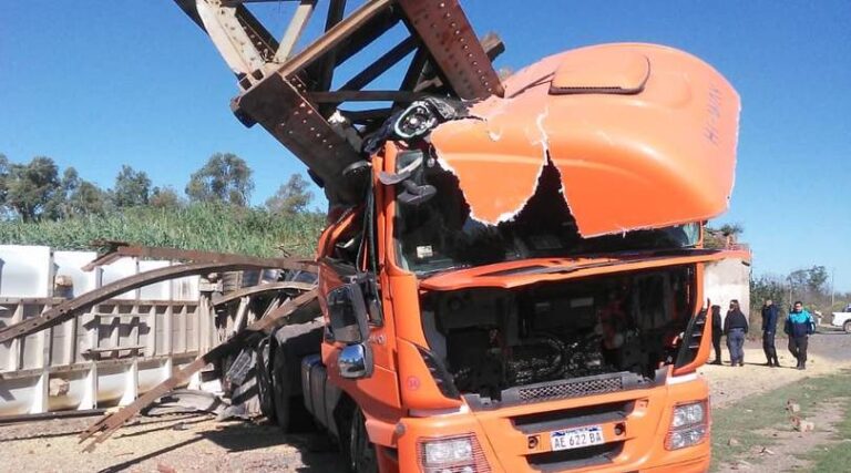 Mercedes: Un camión impactó un puente ferroviario y lo dejó completamente destruido