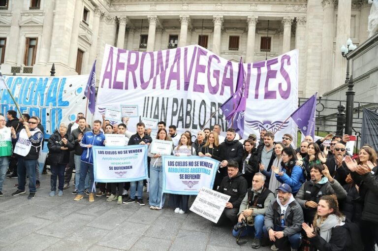 Ley Bases: trabajadores de medios y empresas públicas entregaron un petitorio a legisladores en contra de las privatizaciones