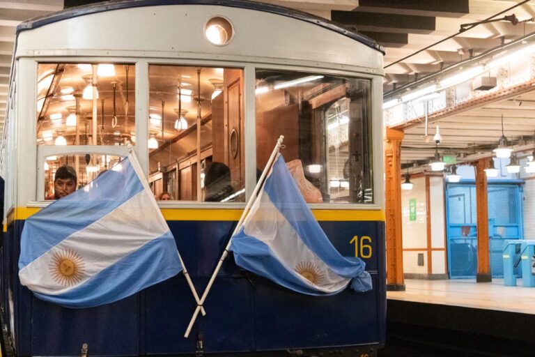 El Subte celebra la Independencia con un paseo histórico en la Línea A