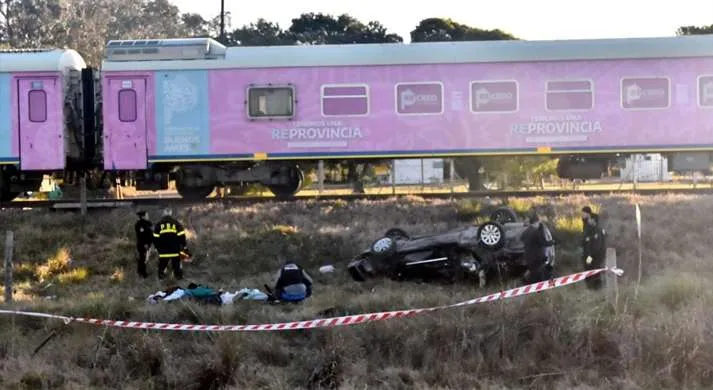 Accidente fatal en Mar del Plata: un tren embistió un automóvil, dejando un muerto y un herido