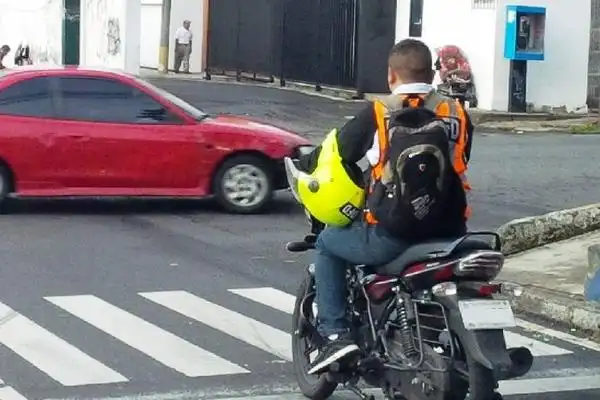 Alerta por bajo uso de casco en motociclistas de Córdoba