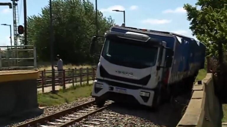 Un camión cargado de papas quedó atrapado en las vías del tren en Merlo