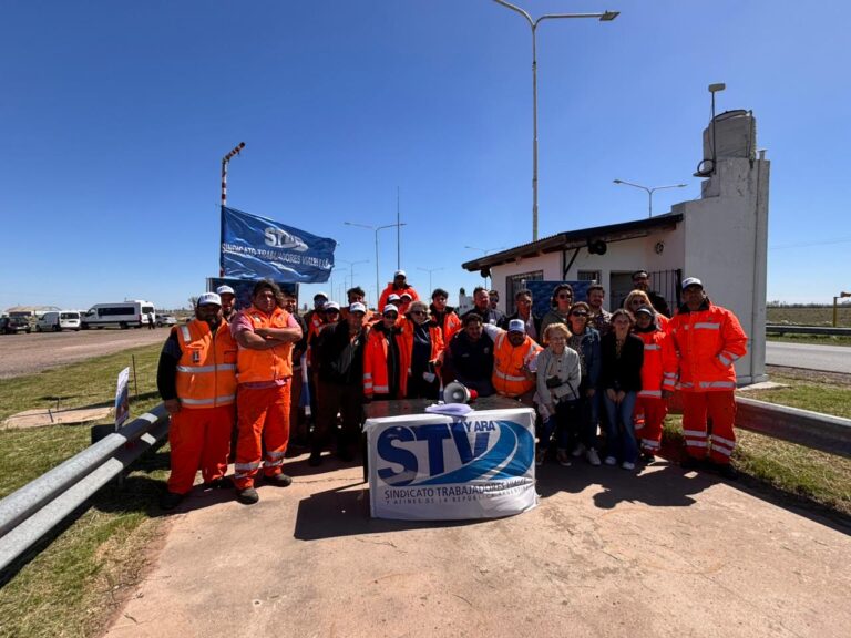 Trabajadores Viales Nacionales realizaron un abrazo simbólico contra el desfinanciamiento de Vialidad Nacional