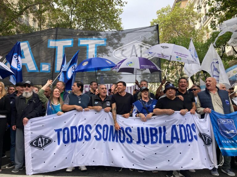 La CATT se movilizó en defensa de los jubilados y sostuvo que el Gobierno “debe responder a los reclamos”