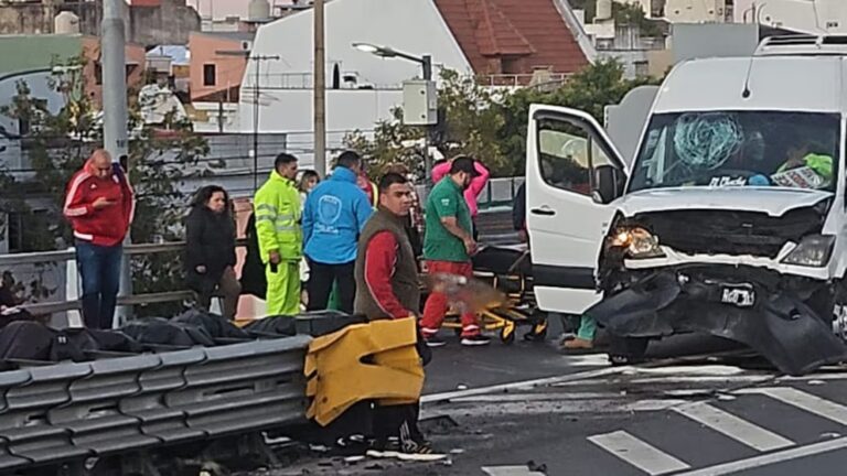 Diecinueve personas heridas tras el choque de una combi en la autopista 25 de Mayo