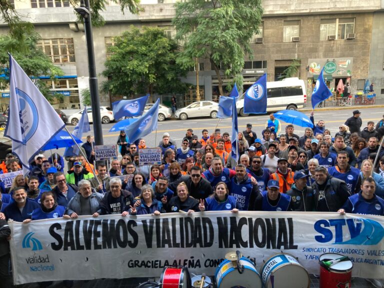 Masiva marcha de los trabajadores viales contra el cierre del organismo:  “El gobierno quiere dejar a más de 4000 familias en la calle”