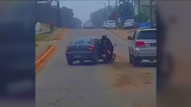 Violento episodio vial en Villa Gesell: un automovilista embistió a un motociclista tras una discusión