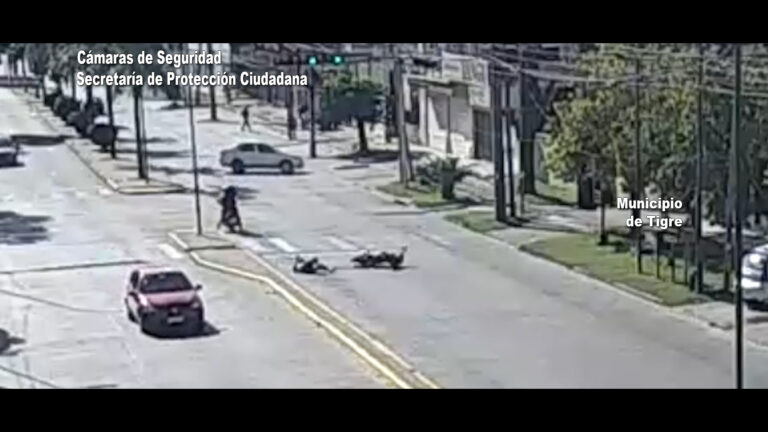 Benavídez: una motociclista realizó una maniobra imprudente y chocó contra un auto