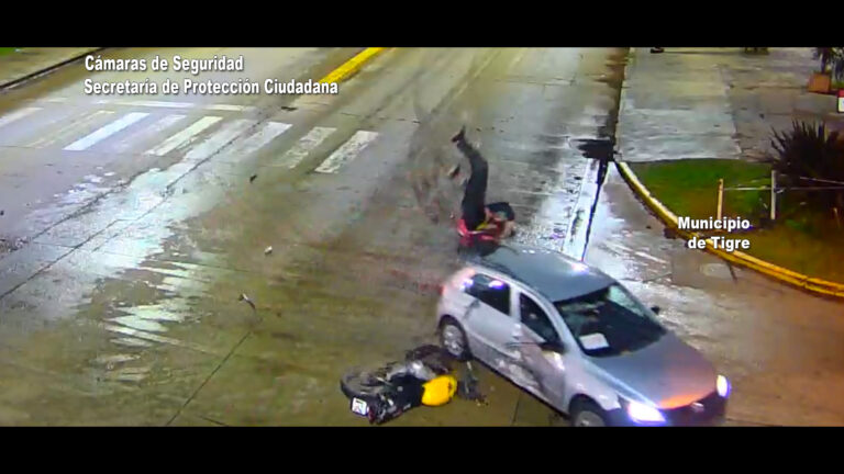 El casco le salvó la vida: terrible accidente de un motociclista en Benavidez, quedó registrado en video