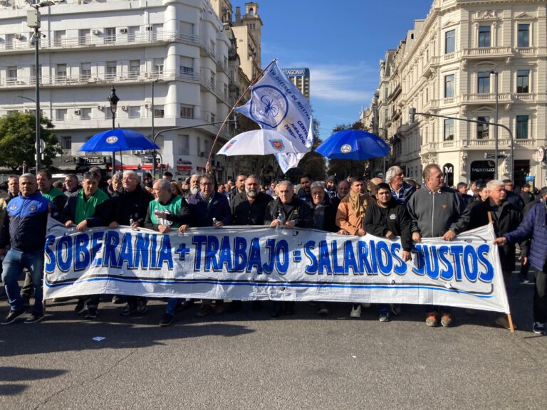 El “Frente de Lucha por la Soberanía, el Trabajo Digno y los Salarios Justos” marchó al Ministerio de Desregulación con fuertes críticas al Gobierno Nacional: “Atentan contra los derechos adquiridos por el pueblo argentino”