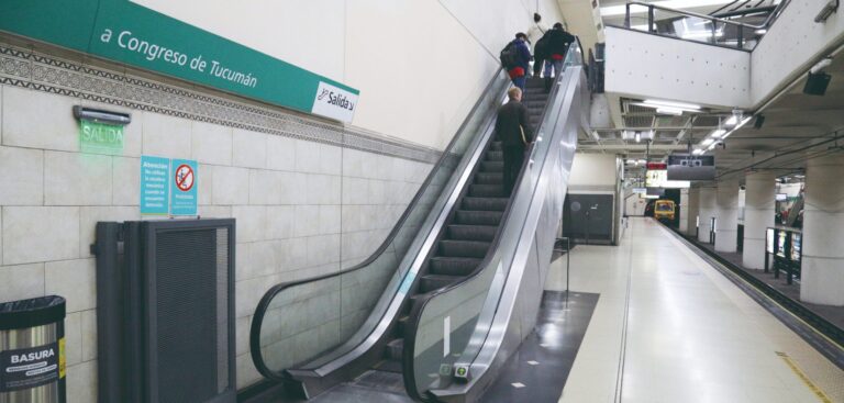 Renovarán escaleras mecánicas y ascensores en el subte porteño con una inversión millonaria