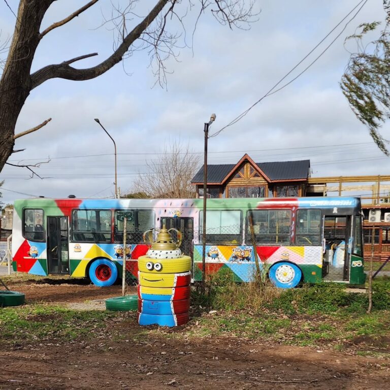 La Banda de SAES inauguró un “Bondi Amigable” en una jornada solidaria en Quilmes