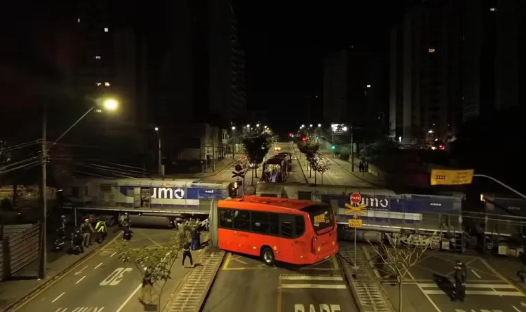 Un tren partió al medio a un colectivo en Curitiba, Brasil: hay 11 personas heridas