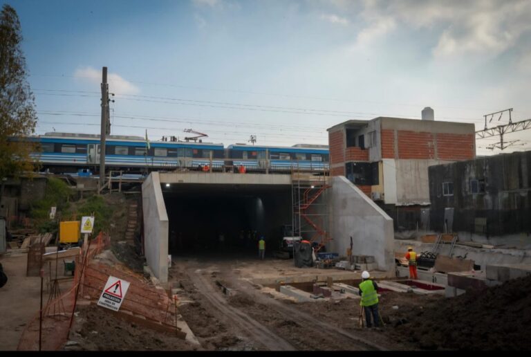 Demoras en la línea Roca por un derrumbe vinculado a obras en el puente Bosch