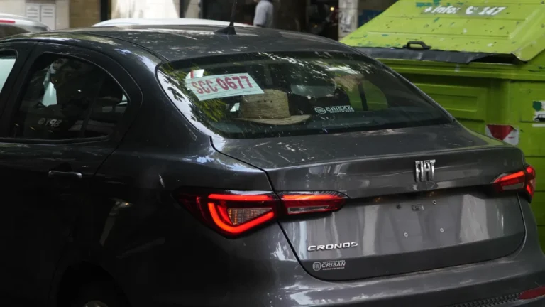 Falta de patentes: por qué cada vez circulan más autos sin chapa y cómo algunos aprovechan la situación para evitar multas